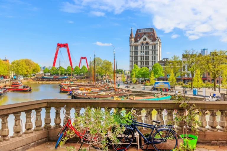 Udsigt over Oude Haven i Rotterdam fra en balkon