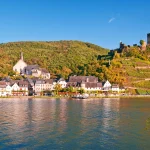 Weindorf Beilstein an der Mosel kurz vor der Weinlese