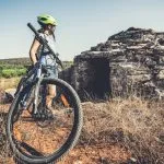 Cestovatelka na kole v historickém areálu na planině Stari Grad, památce UNESCO na ostrově Hvar, Dalmácie, Chorvatsko.