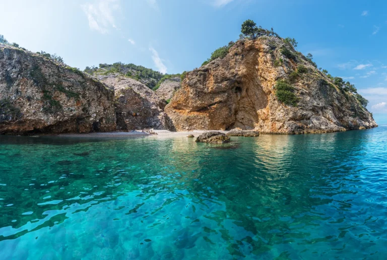 Splendida spiaggia dell'isola di Cherso, Croazia. Mare Adriatico.