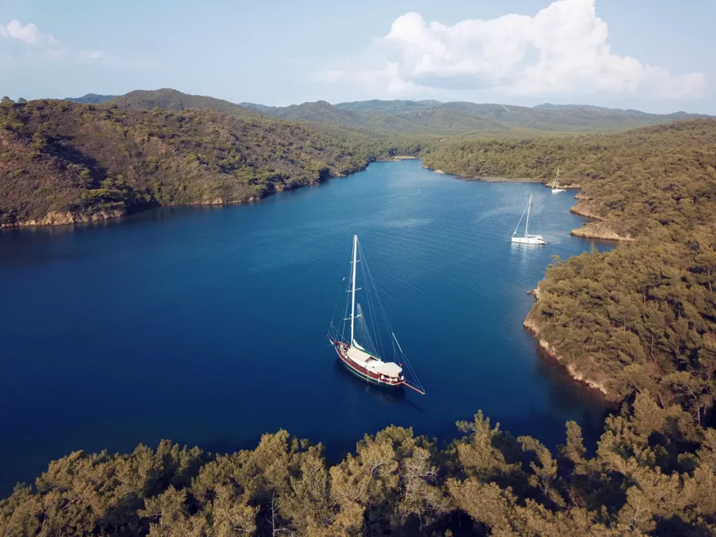 Luchtfoto van Sakli Cove in Yedi Adalar, beschermd marien gebied Gokova Bay, Turkije