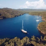 Luchtfoto van Sakli Cove in Yedi Adalar, beschermd marien gebied Gokova Bay, Turkije